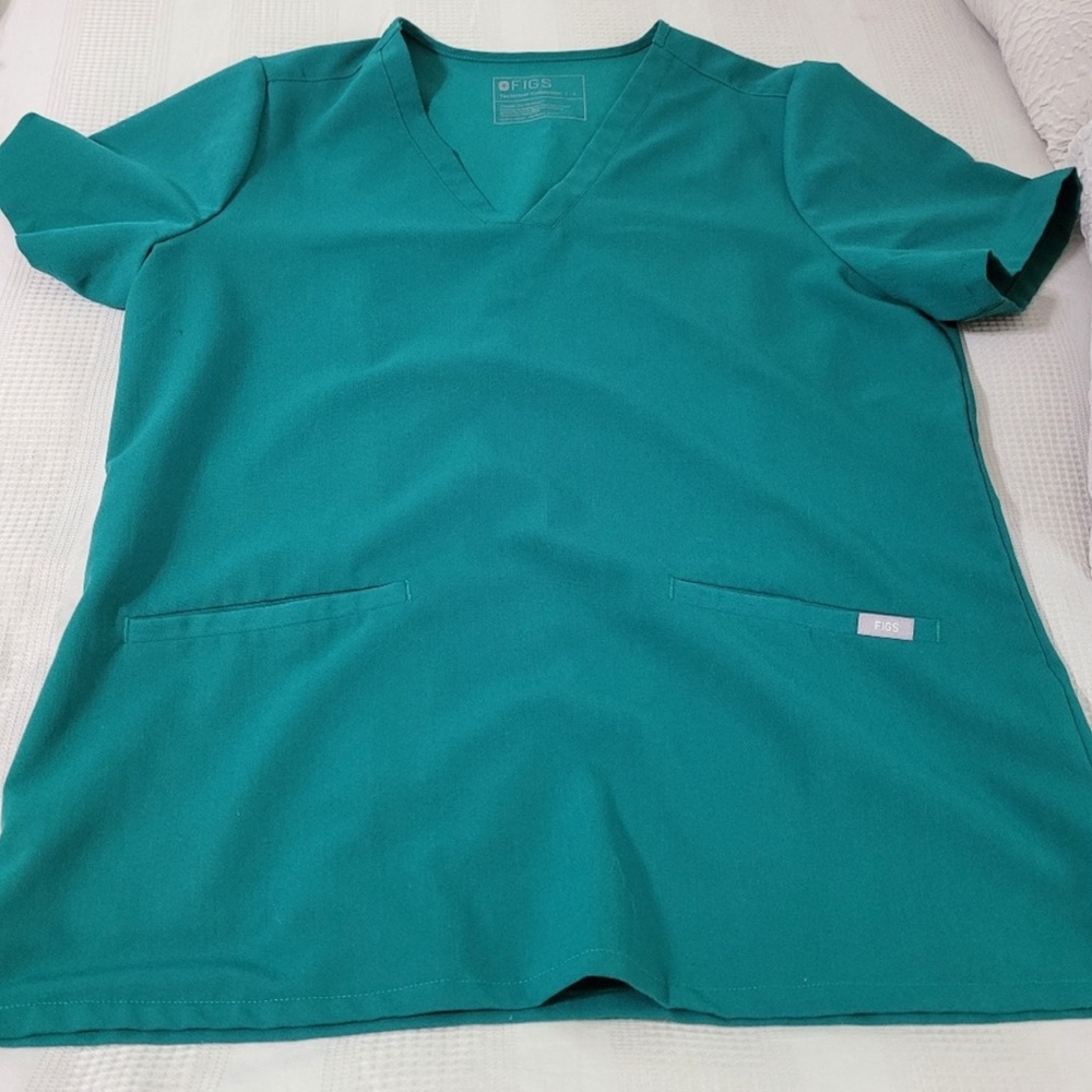 Figs Women’s Teal V-Neck Scrub Top with Front Pockets